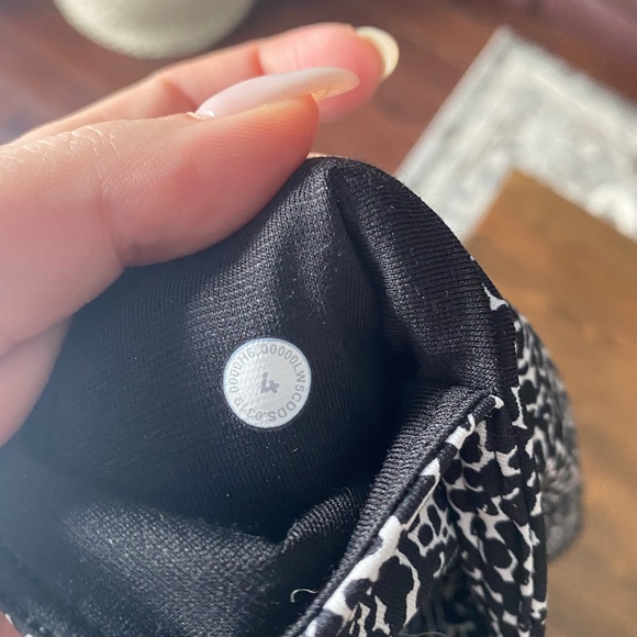 NWOT Lululemon WunderUnders - Picture 3 of 3